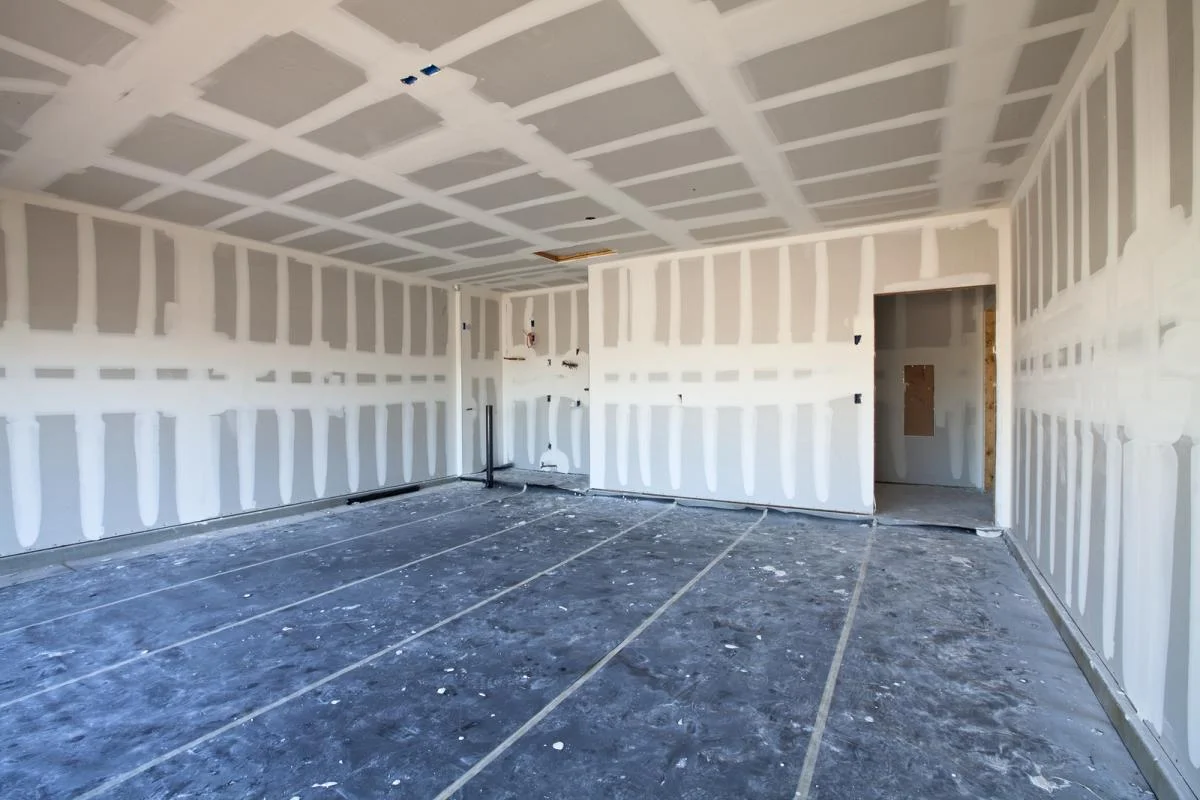 Le même sous-sol avant peinture, drywall non fini