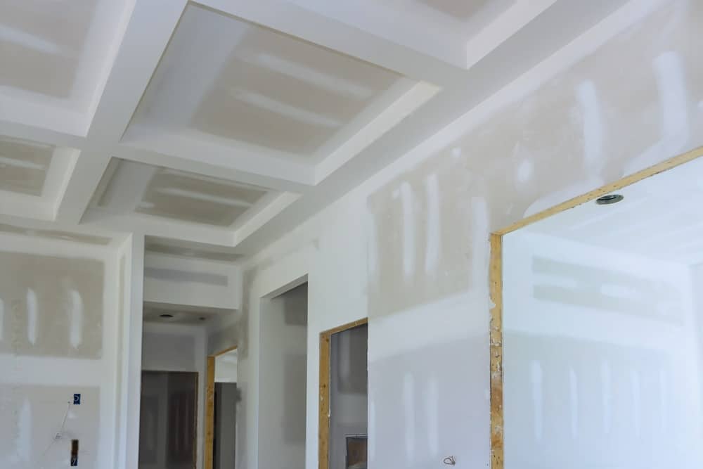 Le même plafond avant peinture, drywall avec joints visibles