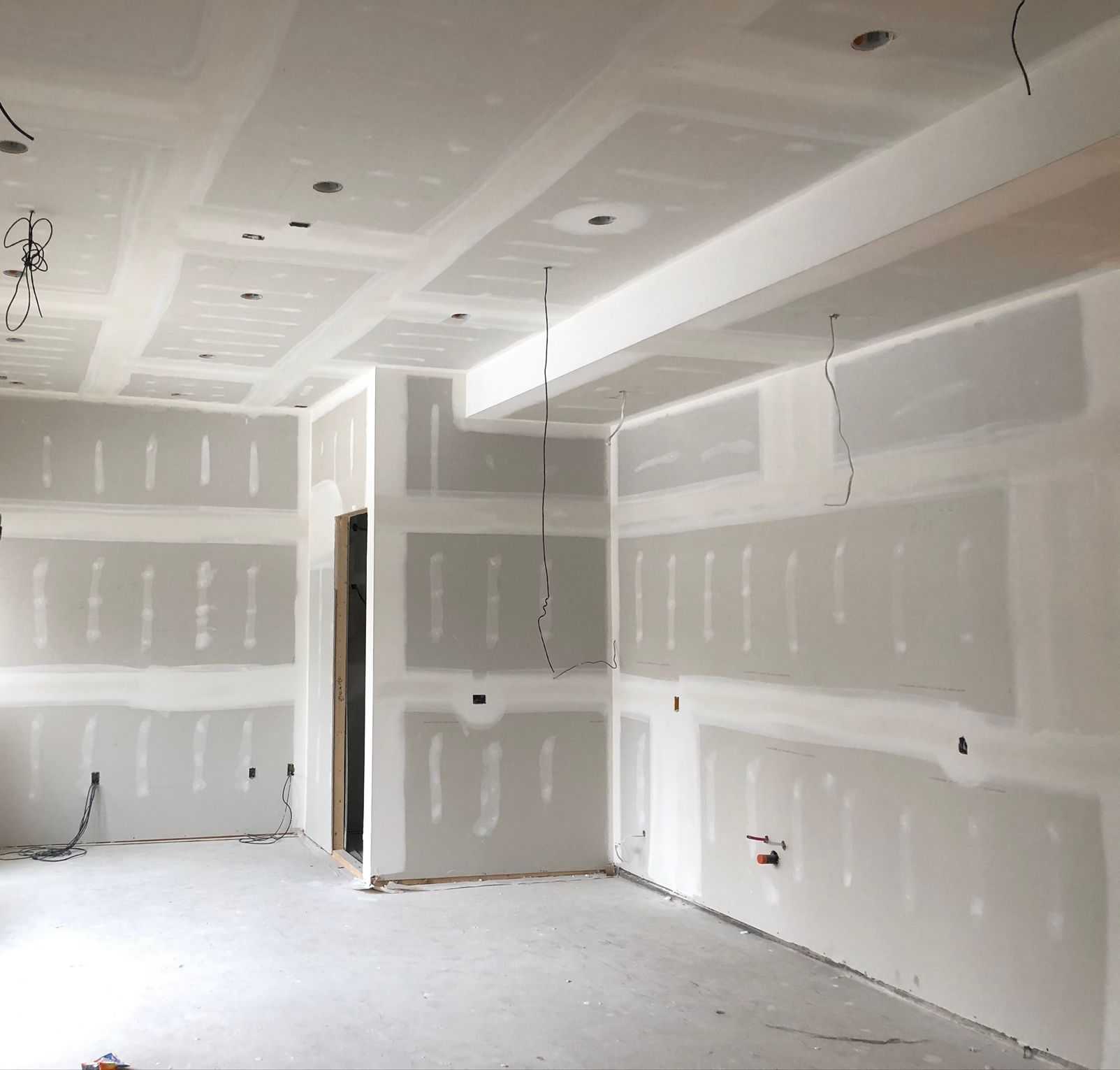 Le même plan ouvert avant peinture, drywall avec fils apparents