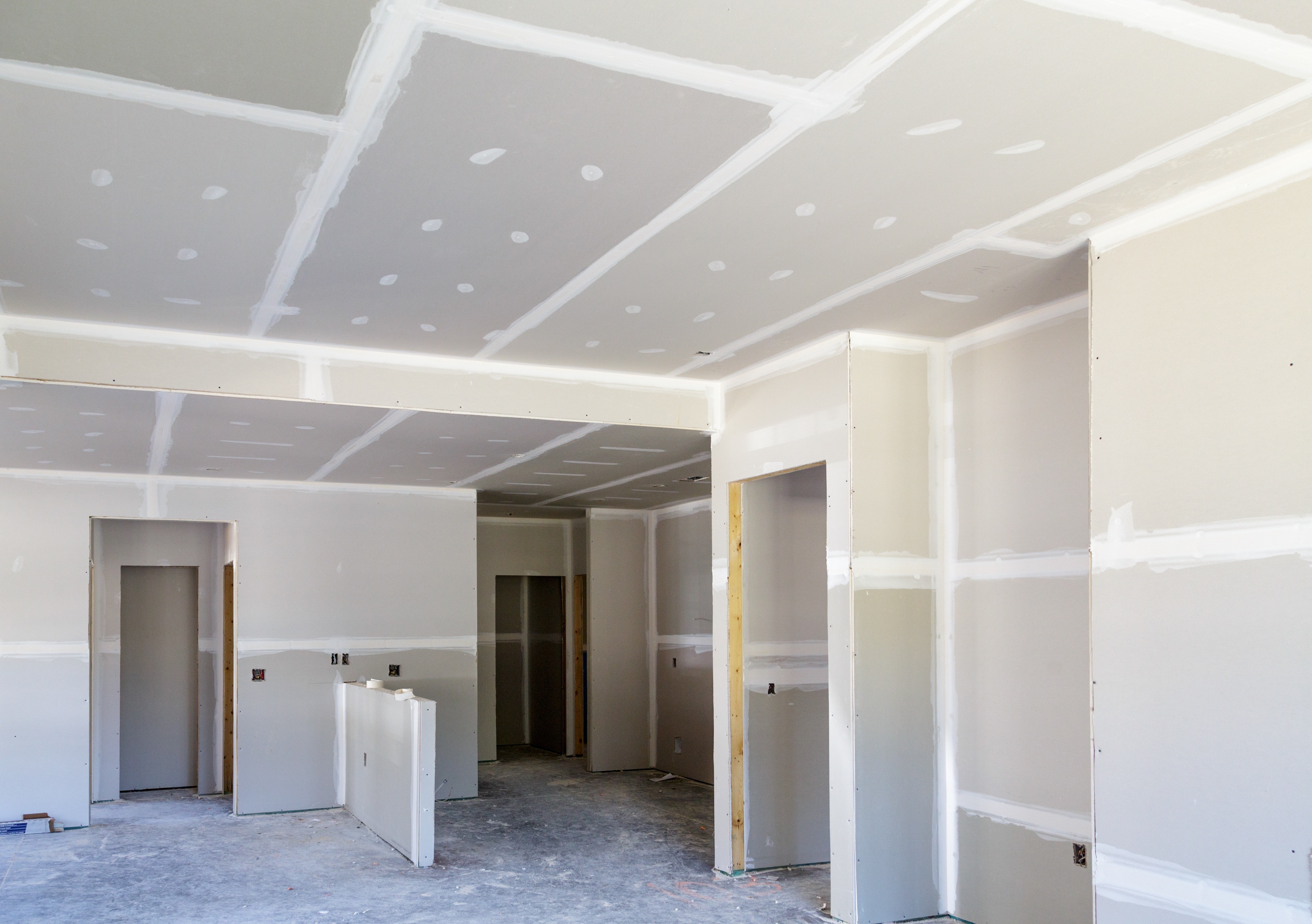 La même cuisine avant peinture, îlot en drywall brut